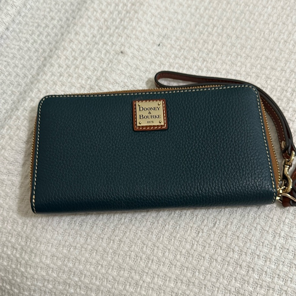 Dooney and Bourke clutch